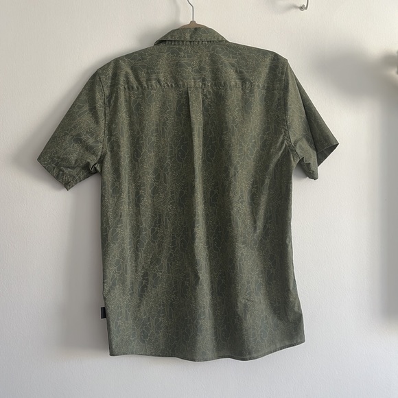 Like New Patagonia Men’s Button Up - Picture 2 of 4